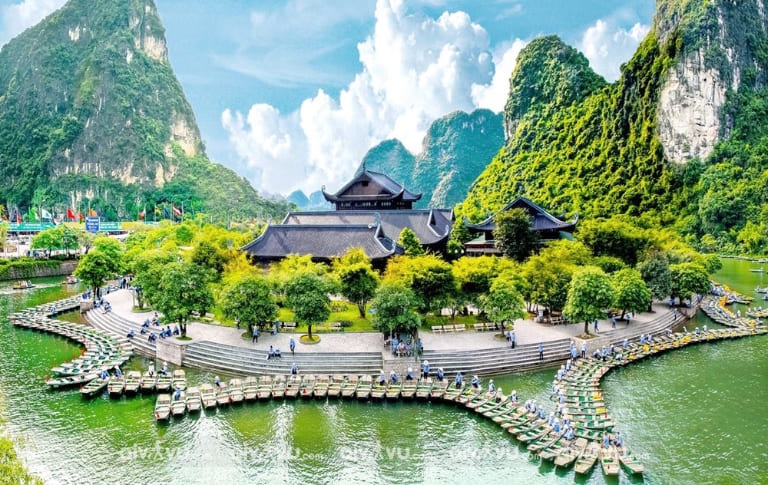 BAI DINH - TRANG AN - 1 DAY TRIP BY LIMOUSINE (Electric car)