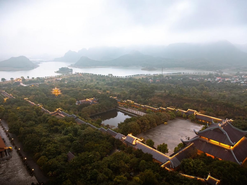 BAI DINH - TRANG AN - 1 DAY TRIP BY LIMOUSINE (Electric car)